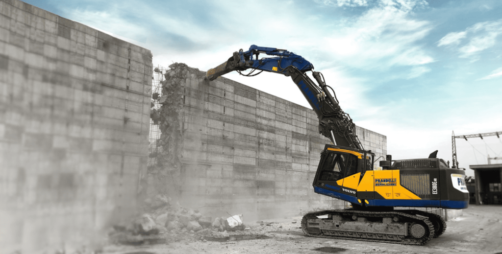 Maquinaria pesada ejecutando derribo controlado de construcción