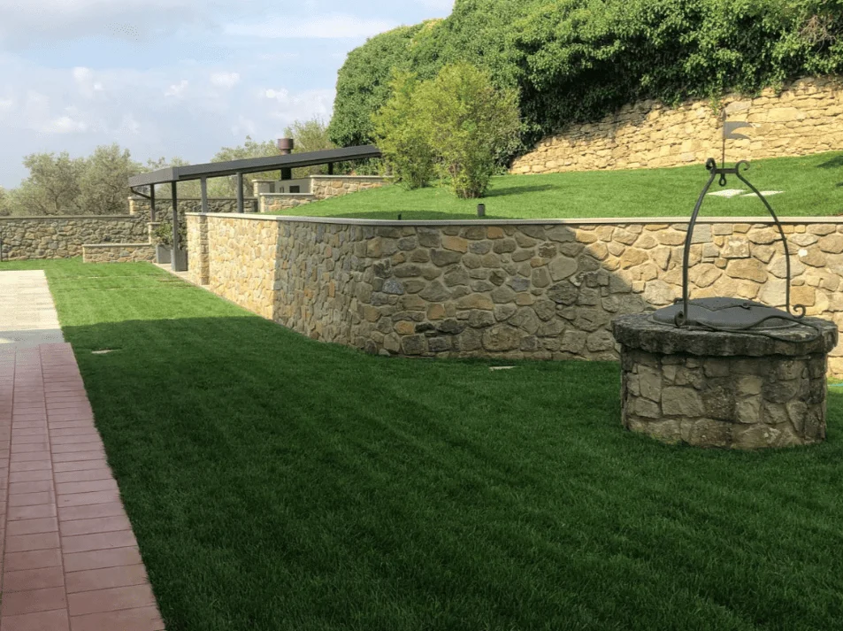 Equipo profesional colocando rocalla en obra residencial Equipo profesional colocando rocalla en obra residencial