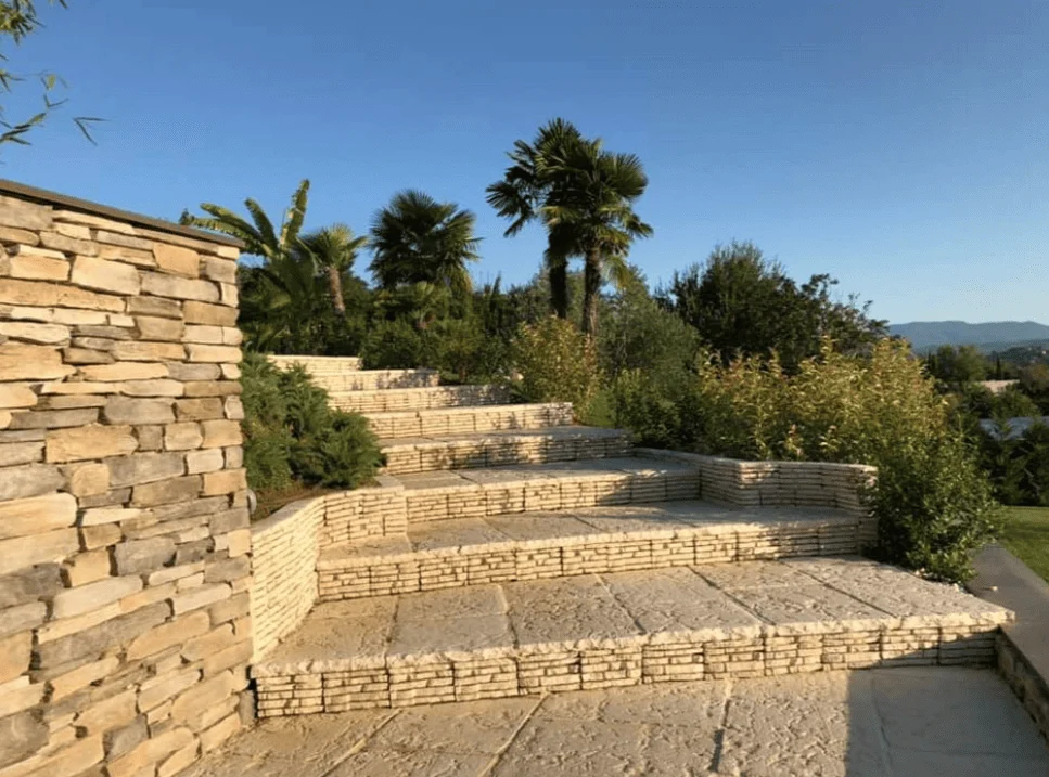 Rocalla colocada con precisión para garantizar estabilidad del terreno Rocalla colocada con precisión para garantizar estabilidad del terreno