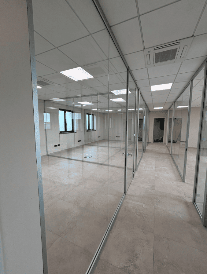 Equipo realizando reforma interior en local comercial