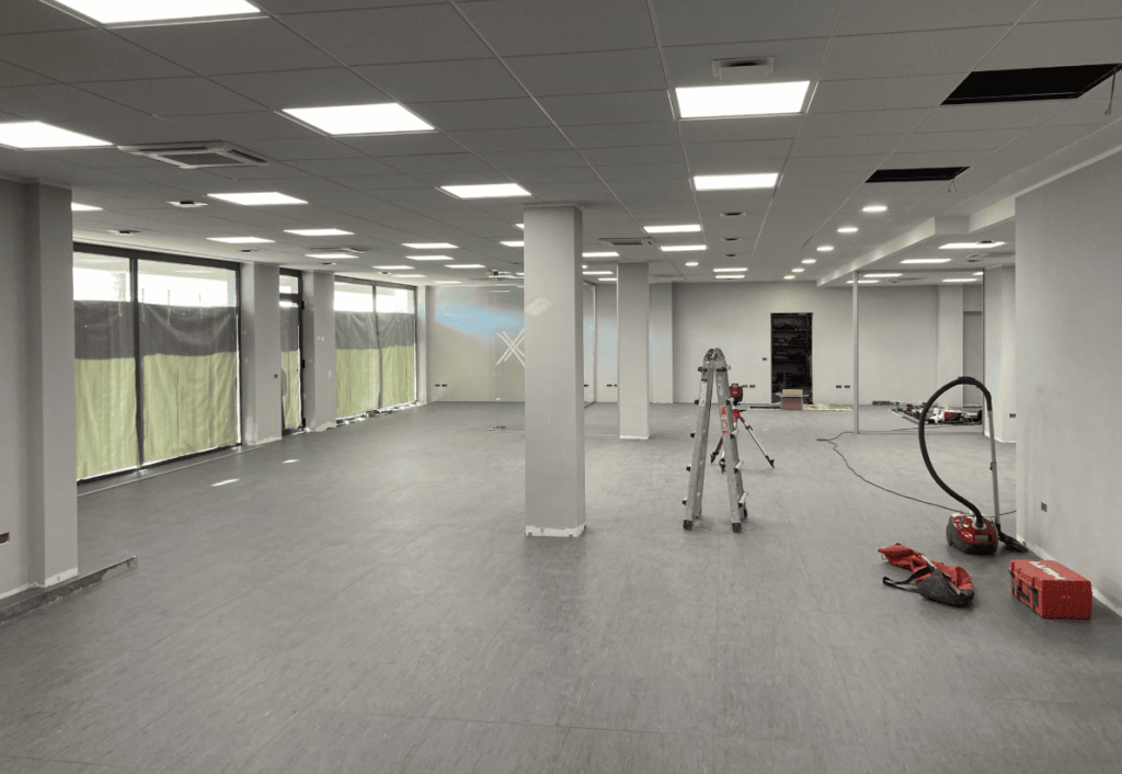 Reforma de local con instalación de sistemas y acabados