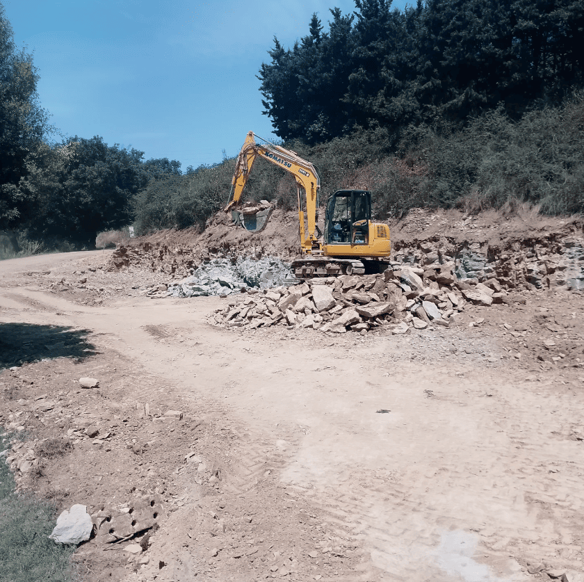 Derribo controlado de inmueble en Barcelona con maquinaria especializada