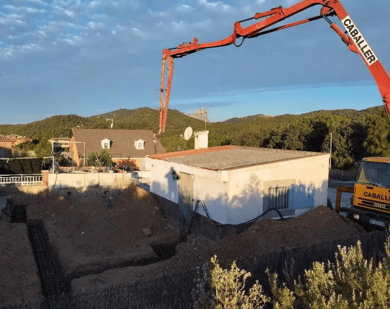 Demolición segura de estructura en proyecto de construcción