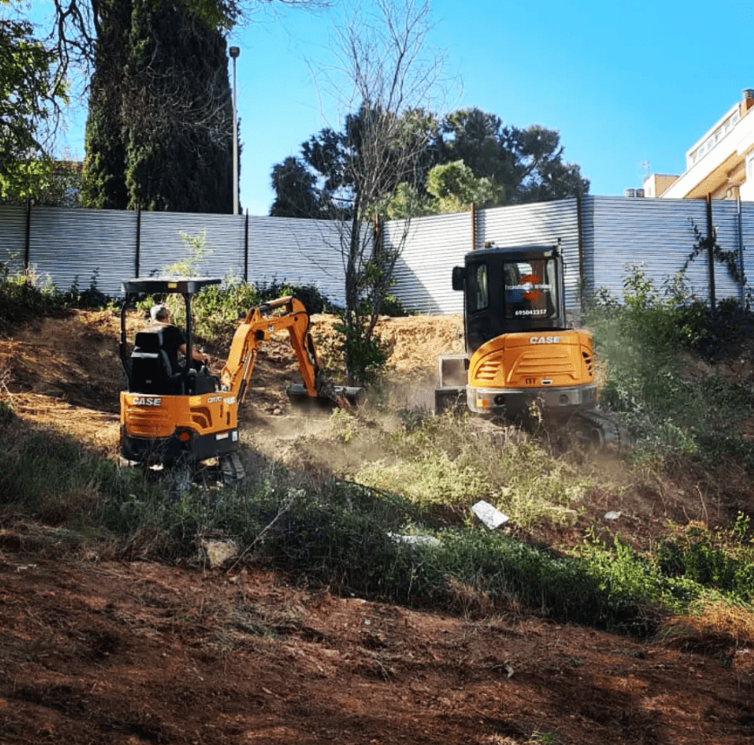 Trabajos de excavación y movimiento de tierra en obra en Barcelona