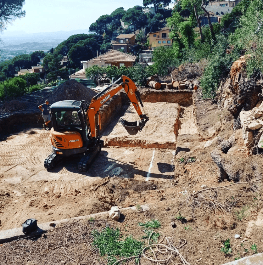 Maquinaria excavadora trabajando en nivelación de terreno Maquinaria excavadora trabajando en nivelación de terreno