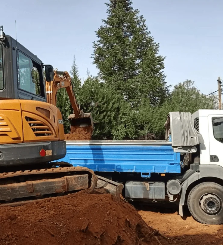 Movimiento de tierras con maquinaria pesada en proyecto de construcción