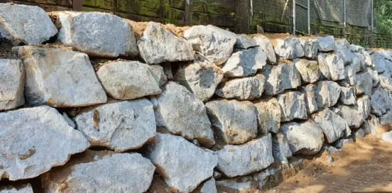 Colocación de rocalla en terreno para construcción en Barcelona