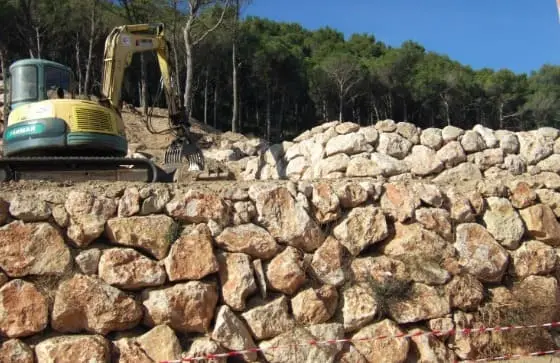 Maquinaria especializada trabajando en colocación de rocalla Maquinaria especializada trabajando en colocación de rocalla