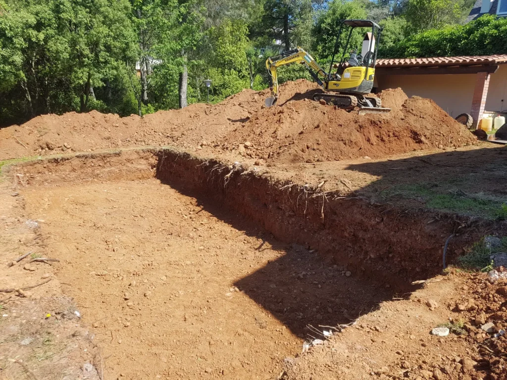 Maquinaria especializada trabajando en cimentación de terreno