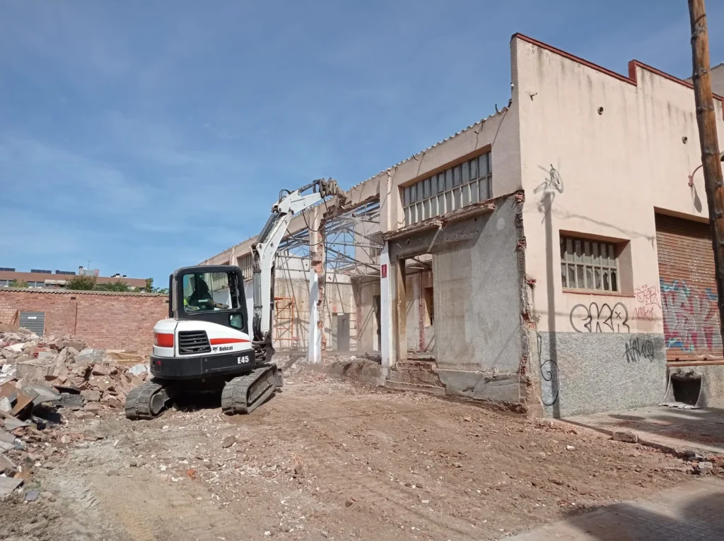 Equipo profesional realizando demolición segura de edificio